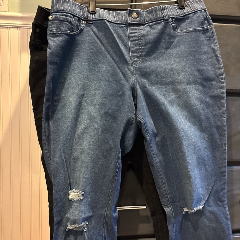 2 pairs of Hue denim Distressed Women Jeans - black and blue
